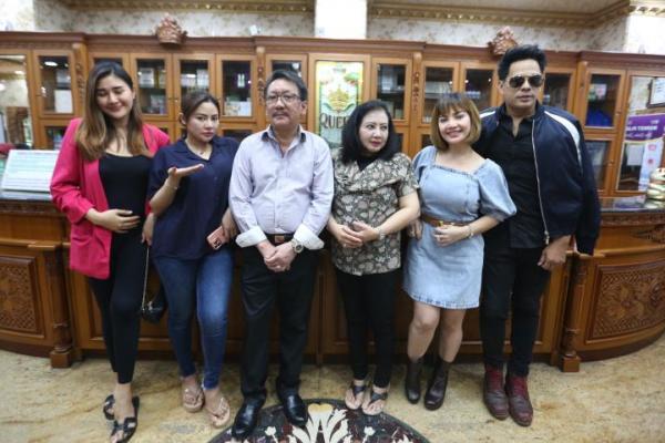 Sejumlah artis Ibukota dari Joe Richard sampai Irma Darmawangsa lakukan perawatan di Queen Klinik