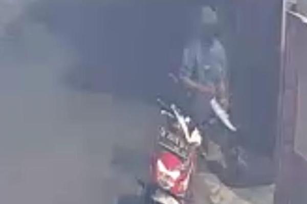 Rumah warga di Kampung Pinang Kota Tangerang disatroni pelaku pencurian. Satu motor raib.