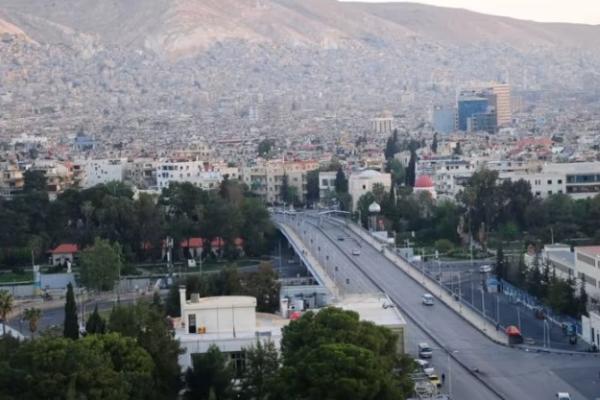 Ledakan keras terdengar di atas ibu kota sekitar pukul 12.30 waktu setempat, dan SANA melaporkan bahwa pertahanan udara Suriah 