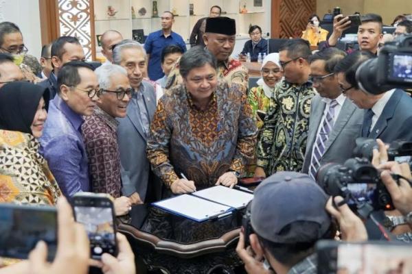 Airlangga Hartarto menegaskan semangat partainya untuk mengedepankan politik yang santun dan damai. Hal ini untuk menjaga kestabilan politik dan menjaga pertumbuhan ekonomi Indonesia.