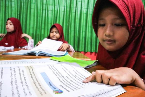 Program Kampus Mengajar dinilai bisa menjadi solusi sementara atas masalah kekurangan guru.