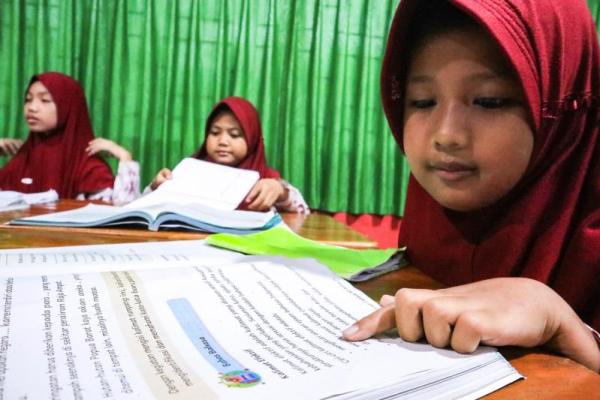 Program Kampus Mengajar dinilai bisa menjadi solusi sementara atas masalah kekurangan guru.