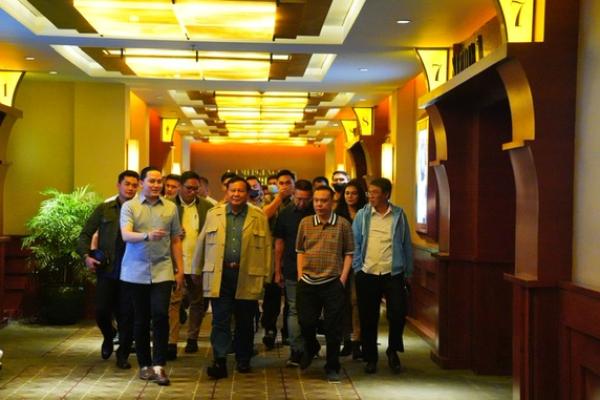 Prabowo datang bersama Ketua Harian DPP Gerindra Sufmi Dasco Ahmad. Ia mengenakan jaket coklat dan celana jeans dan sempat menyapa  beberapa warga dan berswafoto.