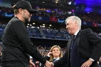 Diam-diam Klopp Beri Ancelotti Hadiah Rokok Elektrik