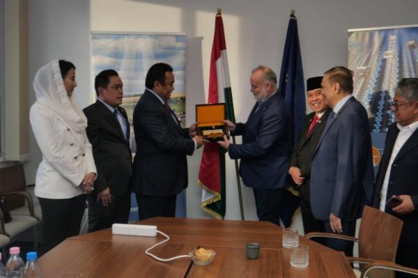 Wakil Ketua DPR RI Bidang Korinbang, Rachmat Gobel, menjelaskan tentang pembangunan Ibukota Negara (IKN) baru di Kalimantan di hadapan pimpinan DPR Hungaria.