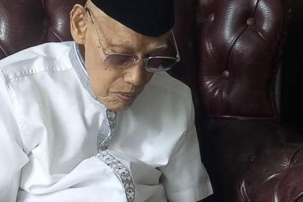 KH. Ali Yafie adalah ulama ahli fiqih, penerima Anugerah 1 Abad NU kategori Pengabdi Sepanjang Hayat.