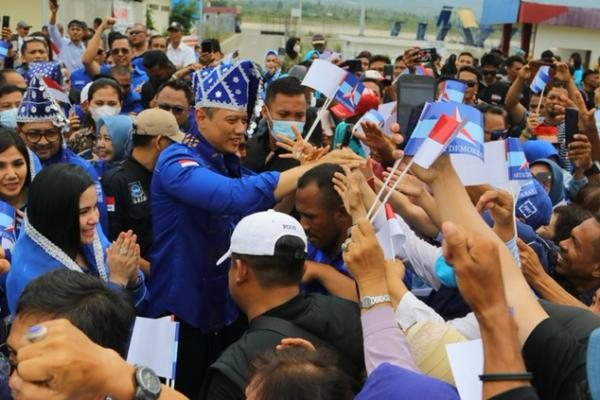 Ketua Umum Partai Demokrat Agus Harimurti Yudhoyono (AHY) kembali menyemangati kadernya. Kali ini di hadapan ribuan kader Partai Demokrat Sulawesi Tengah, AHY menyerukan untuk rebut kembali kejayaan pada Pemilu 2024 mendatang.