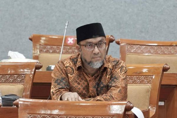 Esensi Pendidikan Nasional itu, membentuk etika, moral, atau akhlak mulia. Fungsi pendidikan nasional, sebagaimana ditetapkan oleh UU No.20 tahun 2003 yakni berfungsi mengembangkan kemampuan dan membentuk watak serta peradaban bangsa yang bermartabat dalam rangka mencerdaskan kehidupan bangsa.