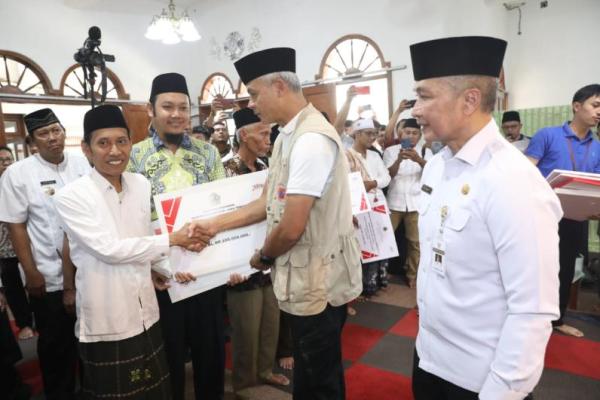 Gubernur Jawa Tengah, Ganjar Pranowo, mengajak masyarakat untuk menjalankan bulan Ramadhan dengan berbagi kebaikan kepada sesama.