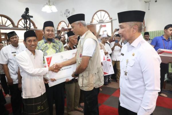 Ganjar juga menyerahkan bantuan paket sarpras perikanan budidaya senilai Rp19 juta untuk Remaja Asri.