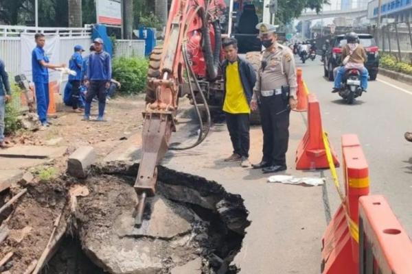 Pengendara diminta untuk berhati-hati melintas di ruas Jalan RA Kartini, Cilandak Barat, Jakarta Selatan. Jalan amblas 20 meter