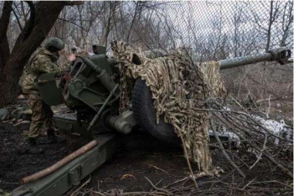 Rekaman itu memperlihatkan seorang pria berseragam memenggal kepala seorang pria yang mengenakan pita lengan kuning yang digunakan oleh tentara Ukraina.