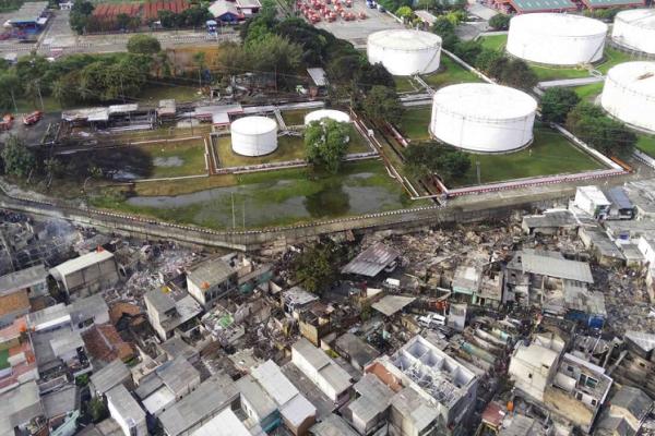 Sejumlah warga sepakat mengakui adanya bau menyengat seperti minyak tanah sebelum Depo Pertamina Plumpang di Tanah Merah, Kecamatan Koja, Jakarta Utara terbakar