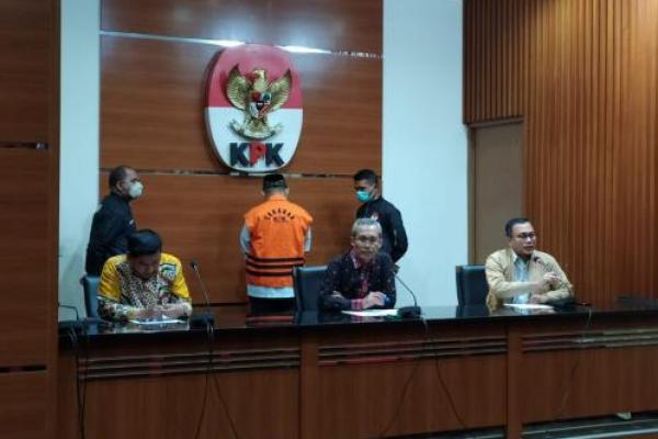 Saiful Ilah yang menjabat bupati Sidoarjo dua periode itu diduga menerima gratifikasi sejumlah Rp15 miliar