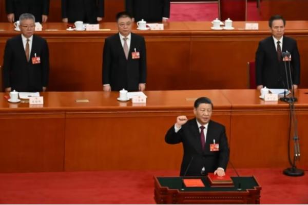Hampir 3.000 anggota parlemen China, Kongres Rakyat Nasional (NPC), memilih dengan suara bulat di Aula Besar Rakyat untuk Xi menjadi presiden dalam pemilihan di mana tidak ada kandidat lain.