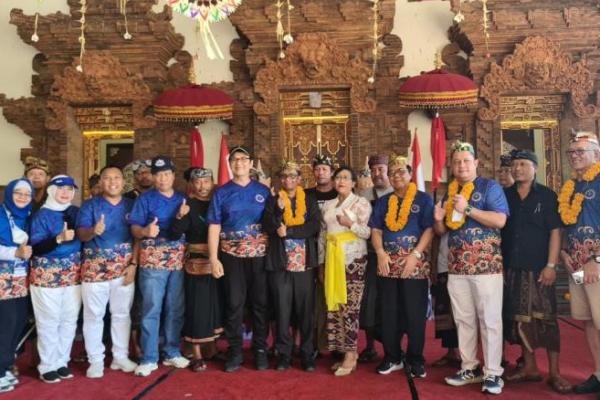 DPP IKA UII 2023 bersama Mahfud MD berkunjung ke Bali dan laksanakan bakti sosial. Seperti apa? 