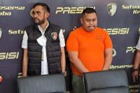 Berbaju Tahanan, Selebgram Ajudan Pribadi Tanpa Ekspresi