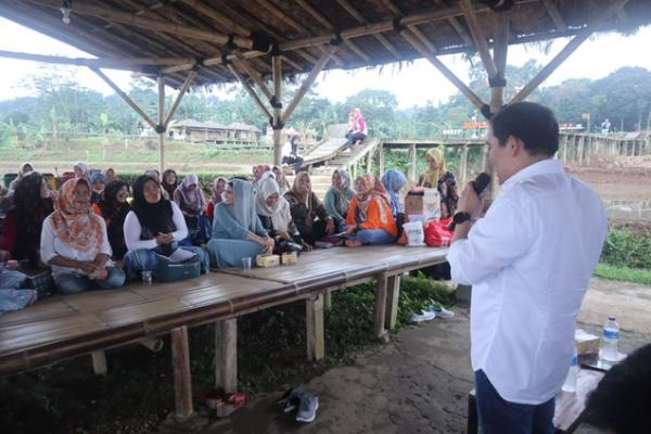 Sebetulnya, saat saya lulus SMA 3 Bogor maunya jadi chef. Tapi, Bapak saya yakin betul dengan keinginan agar anaknya jadi dokter.