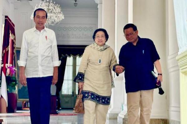 Presiden Jokowi telah mendarat di Istana Batutulis, Bogor, Jawa Barat, dalam rangka mendampingi Ketua Umum PDI Perjuangan (PDIP) Megawati Soekarnoputri mengumumkan Capres 2024.
