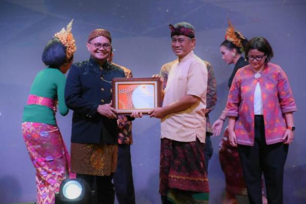 DPR RI menerima penghargaan Public Relation Indonesia Award (PRIA) 2023 kategori lembaga Terpopuler di Media Cetak dan Online 2022.