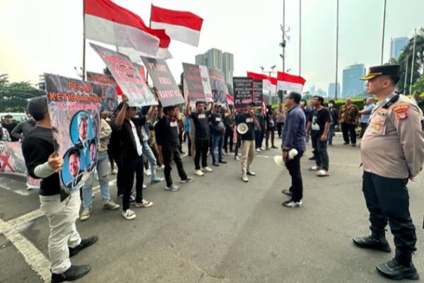 Ratusan massa yang tergabung dalam aliansi masyarakat anti mafia tambang Kabupaten Sumbawa Barat (Amanat KSB) menggeruduk kantor otoritas jasa keuangan (OJK) Amman Mineral di kawasan Sawah Besar, Jakarta Pusat dan Kantor Bursa Efek Indonesia, Senin (20/3).