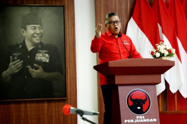 Kami harapkan Pak Prabowo dapat melakukan koreksi atas pernyataan yang tadi malam, di mana pertahanan negara itu betul-betul ditunjukkan, untuk memperjuangkan kepentingan nasional Indonesia, dan itu dengan cara-cara panjang politik-geopolitik.