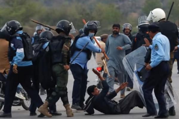 Puluhan pendukung dan pembantu mantan Perdana Menteri Imran Khan ditangkap dalam penggerebekan di dua kota.