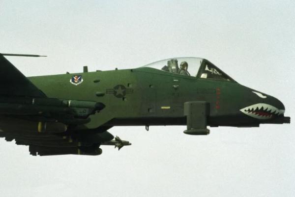 Pesawat serangan dukungan udara jarak dekat A-10 angkatan udara dikenal sebagai pembunuh tank.