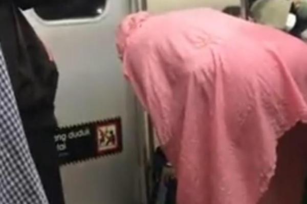 Video viral di media sosial seorang perempuan sholat di dalam kereta rel listrik atau Commuter Line. Ini imbauan pengelola