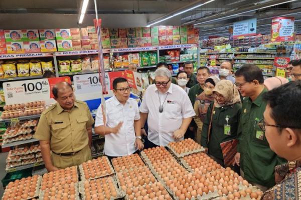  Otoritas Kompeten Keamanan Pangan (OKKP) Pusat Bapanas melakukan pengambilan sample pangan segar untuk dilakukan pengetesan guna mengukur kandungan bahan aktif pestisida golongan organofosfat.