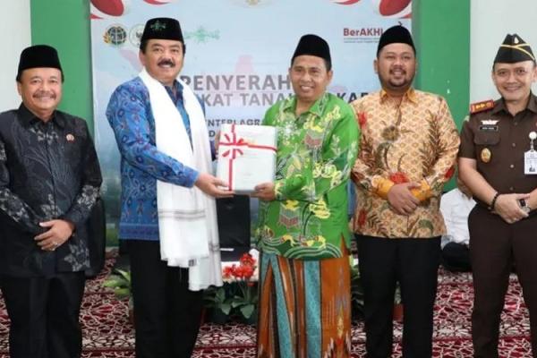 Menteri Hadi Serahkan Sertifikat Tanah Wakaf untuk NU dan Muhammadiyah