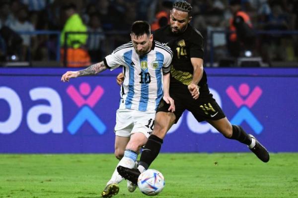 Tuan rumah pun sukses membuka keunggulan di menit ke-20 lewat aksi pemain megabintangnya, yakni Lionel Messi. Argentina unggul 1-0
