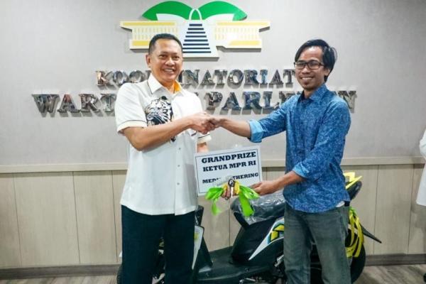 Ketua MPR Serahkan Hadiah Sepeda Motor kepada Wartawan Koordinatoriat Wartawan Parlemen