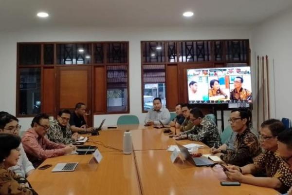 Sejak awal 1970-an sampai sekarang, mindset pembangun tidak berubah dan hanya mengandalkan trickle down effect yang tidak punya implementasi nyata ke bawah.