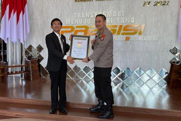 Polda Metro Jaya bersama dengan Polres Metro Jakarta Barat menerima penghargaan MURI