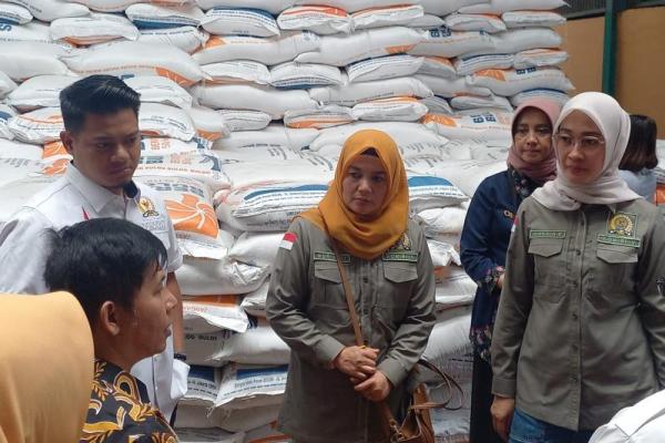 Dari hasil pemantauan di Pasar Gedebage, Bandung, terpantau harga beras, bawang, daging, minyak goreng dan gula masih stabil sejak awal ramadhan hingga akhir Maret ini. 