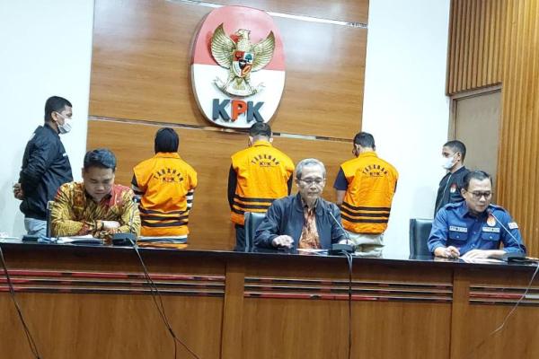 Penetapan ini dilakukan KPK melalui gelar perkara setelah memeriksa intensif Adil dan sejumlah pihak lain yang dibekuk dalam OTT.