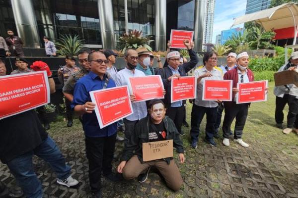 Mereka mendesak agar Firli Bahuri mundur dari jabatannya sebagai Ketua KPK.