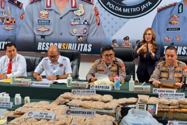 Polda Metro Jaya gerebek gudang obat-obat terlarang di Bekasi dengan nilai total 23 Miliar Rupiah. 