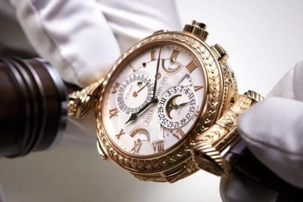Jam tangan ini sering dirancang dengan logam mulia, berlian, dan bahan langka dan berharga lainnya yang membuatnya tidak hanya memukau tetapi juga sangat mahal.