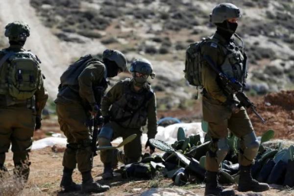 Insiden ini terjadi pada saat tentara Israel menjaga ribuan pemukim Israel berbaris pada Senin ke pos terdepan Evyatar yang ditinggalkan ilegal di dekat kota Nablus Tepi Barat yang diduduki.