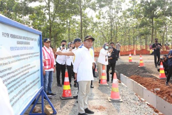 Menteri Koordinator Bidang Pembangunan Manusia dan Kebudayaan (Menko PMK) Muhadjir Effendy, meninjau persiapan arus mudik di ruas Tol Cipali dan Cipularang pada Senin (10/4).