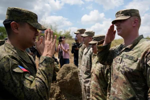 Lebih dari 17.000 tentara ambil bagian dalam latihan tahunan, dengan sekitar 12.200 tentara AS, 5.400 anggota angkatan bersenjata Filipina (AFP) serta perwakilan dari negara lain, termasuk Australia.