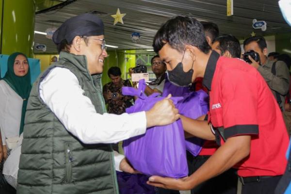 Wakil Ketua DPR RI bidang Korkesra Abdul Muhaimin Iskandar menggelar aksi berbagi Sembako untuk para pramuantar dan pramubarang atau porter yang bekerja di Stasiun Gambir, Jakarta Pusat, Rabu (12/4).