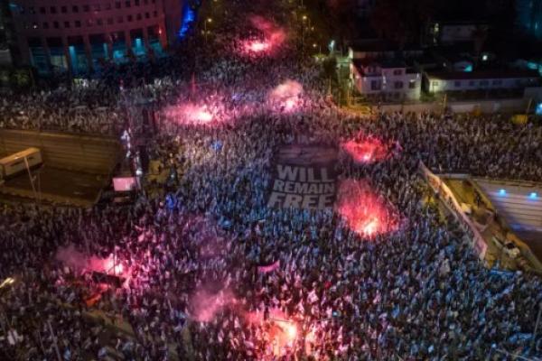 Lebih dari 100.000 orang berpartisipasi dalam demonstrasi utama di Tel Aviv pada Sabtu (15/4).