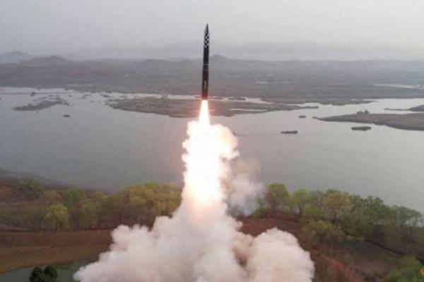 Militer Korea Selatan mengatakan, Korea Utara menembakkan dua rudal balistik ke laut lepas pantai timurnya pada Senin malam (24/7).