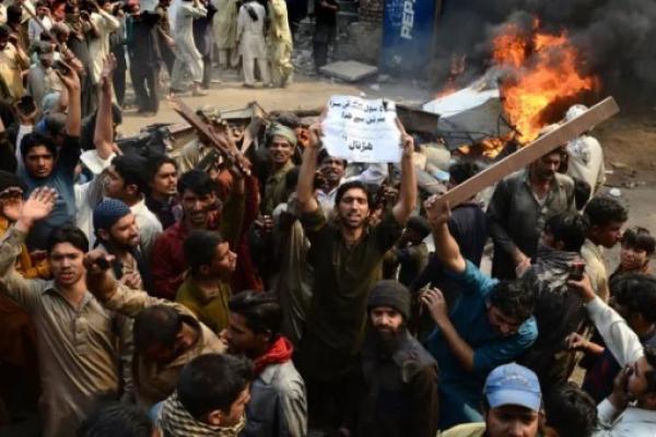 Penistaan agama adalah masalah sensitif di Pakistan yang mayoritas Muslim, di mana bahkan desas-desus tentang pernyataan asusila dapat memicu massa dan kekerasan yang mematikan.