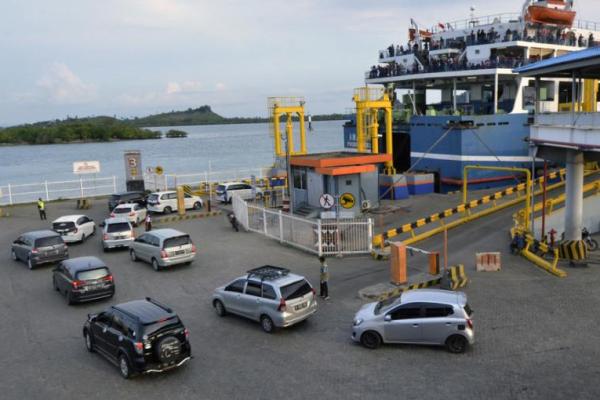Langkah tersebut, antara lain melonggarkan sementara batas waktu check-in di Pelabuhan Bakauheni, Lampung bagi penumpang dan kendaraan