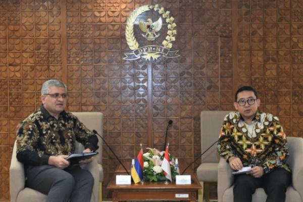 Saya juga menerima Duta Besar Armenia untuk Indonesia yang baru saja menjabat pada tahun lalu September 2022.  Ya mereka ingin sekali ada grup kerja sama antara Parlemen Indonesia dengan Armenia.