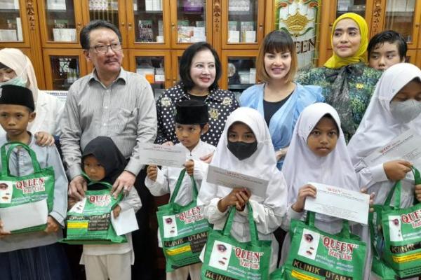 Klinik Bedah Plastik Queen gelar buka puasa bersama dengan puluhan anak yatim dan selebritis.